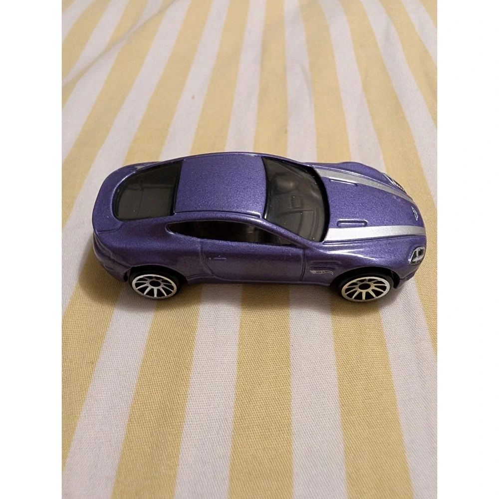 Hot Wheels Aston Martin V8 Vantage Purple Diecast 1:64 Exotics Car